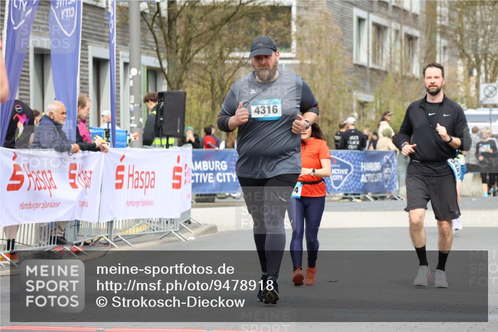 12.04.2026 - 45. Internationalen Wilhelmsburger Insellauf Strokosch-Dieckow http://msf.ph/oto/9478918 12.04.2026 13:29:12 Ziel 5509, 4316, 3564 meine-sportfotos.de