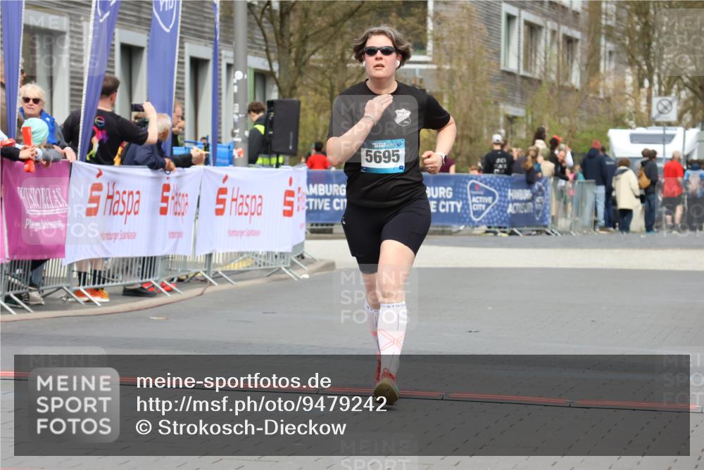 12.04.2026 - 45. Internationalen Wilhelmsburger Insellauf Strokosch-Dieckow http://msf.ph/oto/9479242 12.04.2026 13:28:34 Ziel 2563, 5695 meine-sportfotos.de