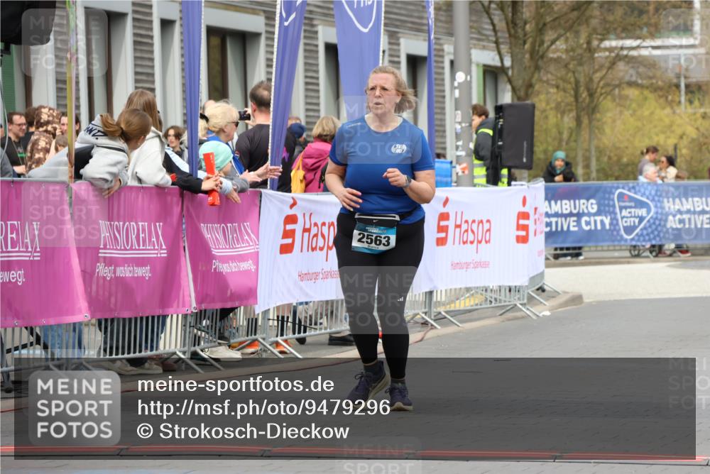 12.04.2026 - 45. Internationalen Wilhelmsburger Insellauf Strokosch-Dieckow http://msf.ph/oto/9479296 12.04.2026 13:28:30 Ziel 2563, 5695 meine-sportfotos.de