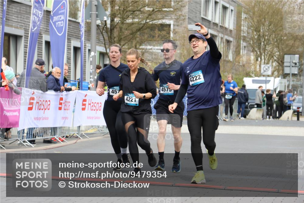 12.04.2026 - 45. Internationalen Wilhelmsburger Insellauf Strokosch-Dieckow http://msf.ph/oto/9479354 12.04.2026 13:28:18 Ziel 3938, 3937, 4222, 4221, 4575, 4574 meine-sportfotos.de