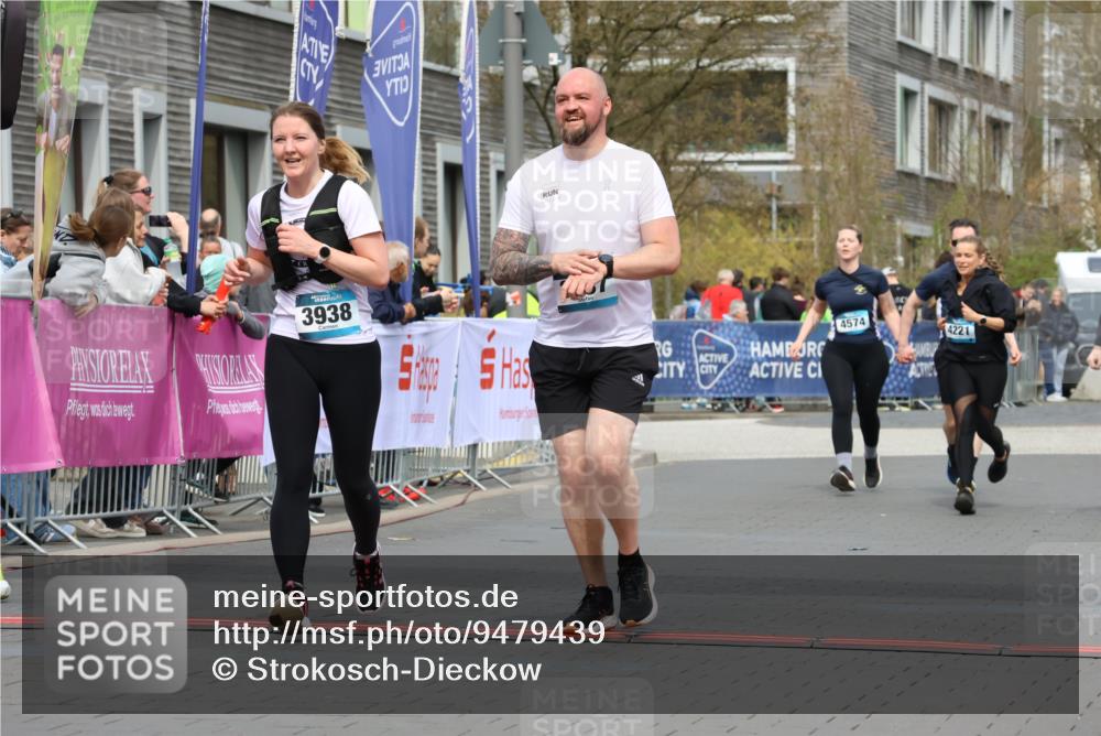12.04.2026 - 45. Internationalen Wilhelmsburger Insellauf Strokosch-Dieckow http://msf.ph/oto/9479439 12.04.2026 13:28:14 Ziel 2875, 3938, 3937 meine-sportfotos.de