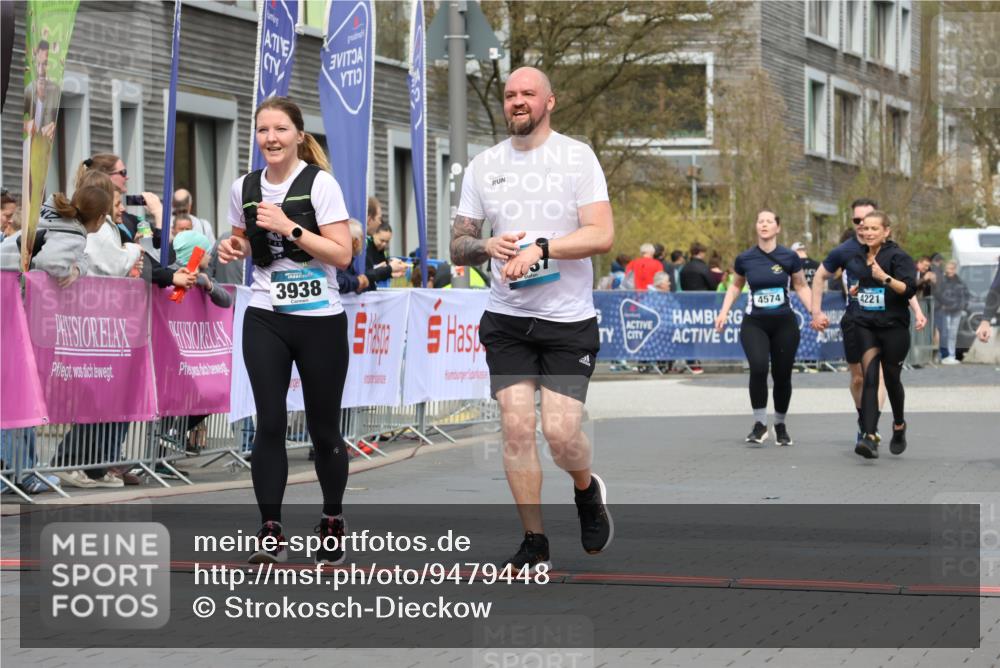 12.04.2026 - 45. Internationalen Wilhelmsburger Insellauf Strokosch-Dieckow http://msf.ph/oto/9479448 12.04.2026 13:28:14 Ziel 2875, 3938, 3937 meine-sportfotos.de