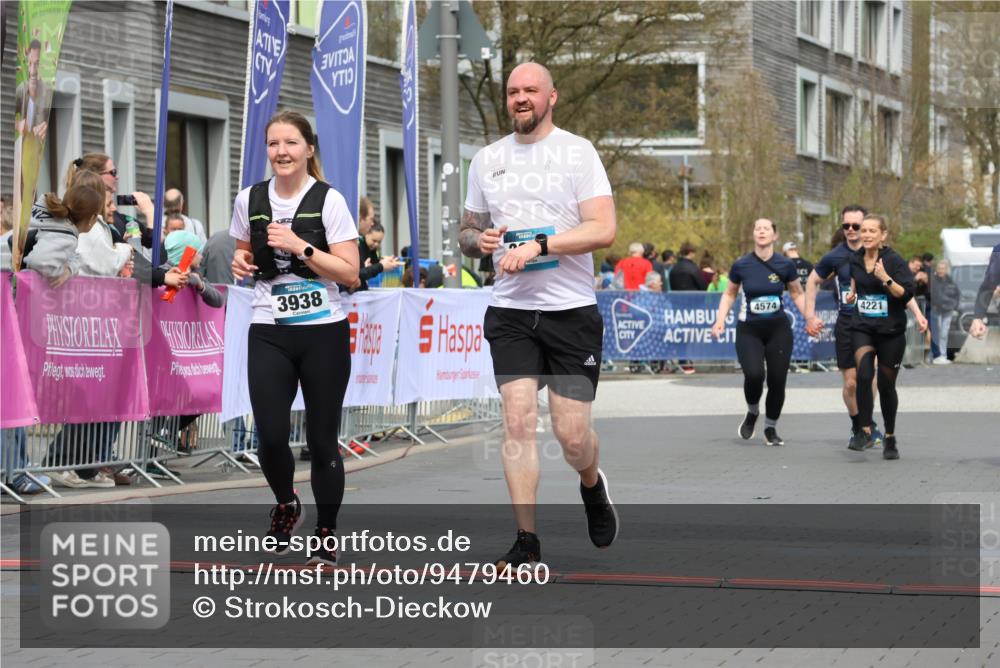 12.04.2026 - 45. Internationalen Wilhelmsburger Insellauf Strokosch-Dieckow http://msf.ph/oto/9479460 12.04.2026 13:28:14 Ziel 2875, 3938, 3937 meine-sportfotos.de
