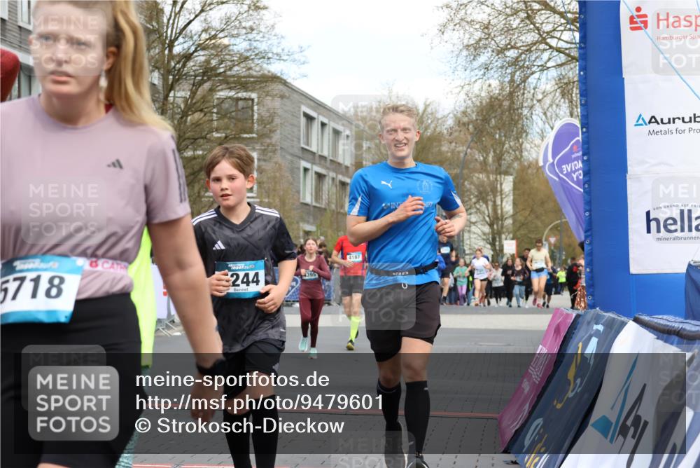 12.04.2026 - 45. Internationalen Wilhelmsburger Insellauf Strokosch-Dieckow http://msf.ph/oto/9479601 12.04.2026 12:59:42 Ziel 3246, 4035, 5244, 4128, 4565, 5079, 4395 meine-sportfotos.de
