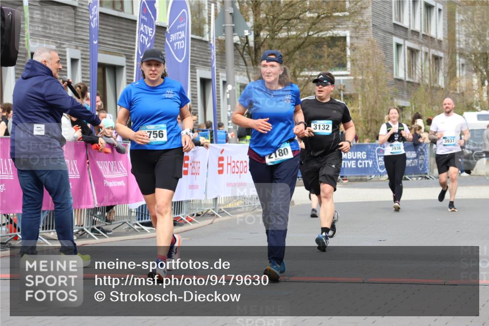 12.04.2026 - 45. Internationalen Wilhelmsburger Insellauf Strokosch-Dieckow http://msf.ph/oto/9479630 12.04.2026 13:28:07 Ziel 3215, 2756, 2180, 3132, 2875 meine-sportfotos.de