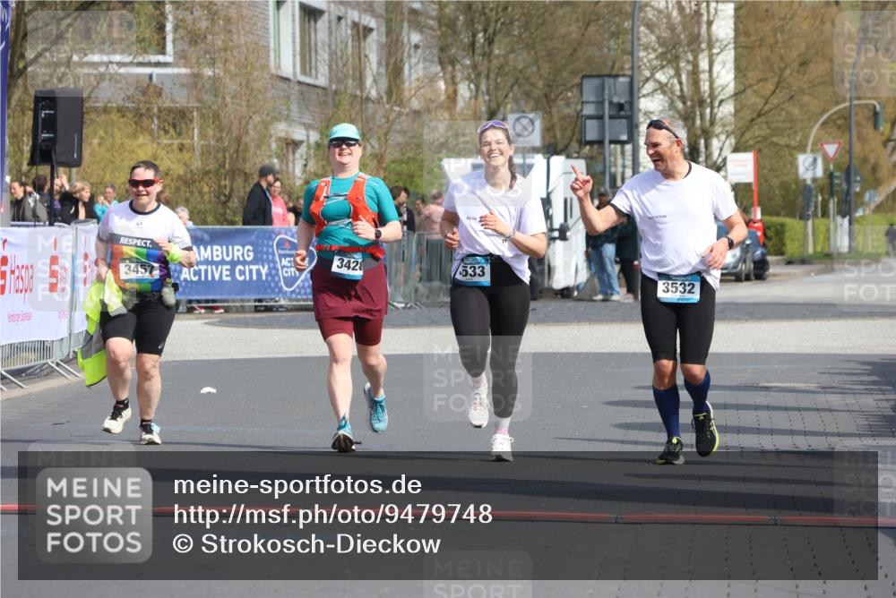 12.04.2026 - 45. Internationalen Wilhelmsburger Insellauf Strokosch-Dieckow http://msf.ph/oto/9479748 12.04.2026 11:48:09 Ziel 3533, 3532, 3457 meine-sportfotos.de