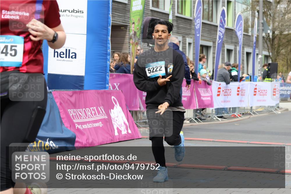 12.04.2026 - 45. Internationalen Wilhelmsburger Insellauf Strokosch-Dieckow http://msf.ph/oto/9479752 12.04.2026 13:28:01 Ziel 2944, 2945, 5222, 3215 meine-sportfotos.de