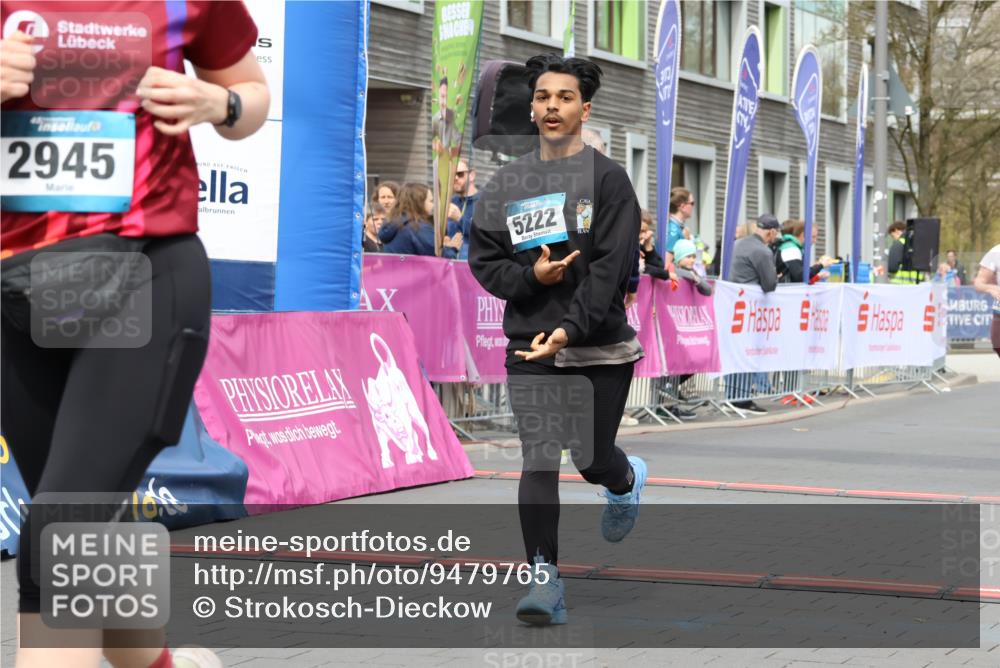 12.04.2026 - 45. Internationalen Wilhelmsburger Insellauf Strokosch-Dieckow http://msf.ph/oto/9479765 12.04.2026 13:28:01 Ziel 2944, 2945, 5222, 3215 meine-sportfotos.de