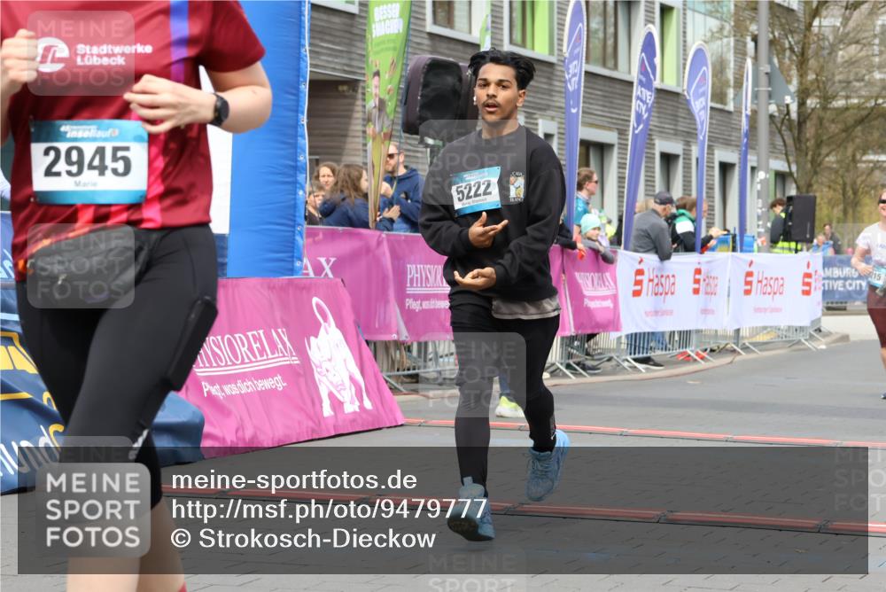 12.04.2026 - 45. Internationalen Wilhelmsburger Insellauf Strokosch-Dieckow http://msf.ph/oto/9479777 12.04.2026 13:28:01 Ziel 2944, 2945, 5222, 3215 meine-sportfotos.de