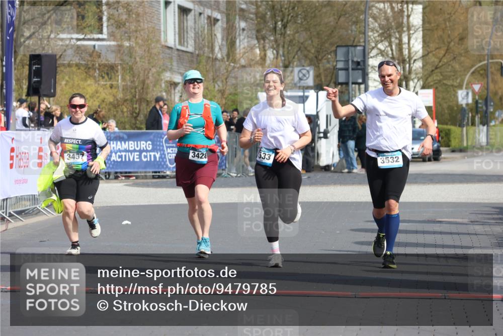 12.04.2026 - 45. Internationalen Wilhelmsburger Insellauf Strokosch-Dieckow http://msf.ph/oto/9479785 12.04.2026 11:48:09 Ziel 3533, 3532, 3457 meine-sportfotos.de
