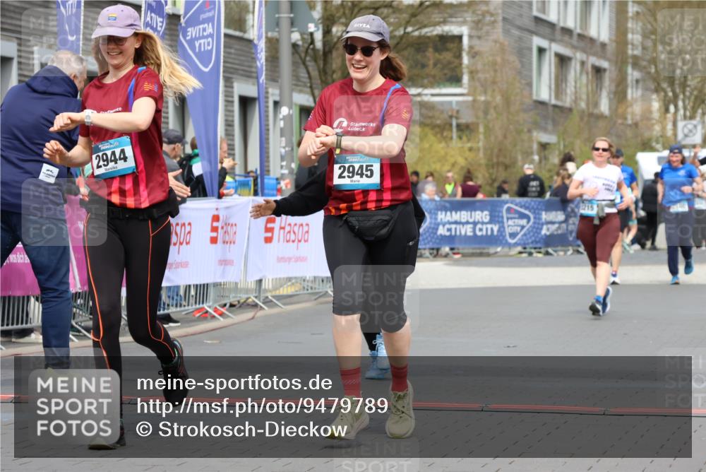 12.04.2026 - 45. Internationalen Wilhelmsburger Insellauf Strokosch-Dieckow http://msf.ph/oto/9479789 12.04.2026 13:27:58 Ziel 2944, 2945, 5222 meine-sportfotos.de