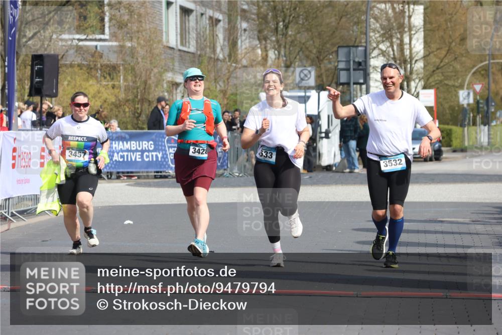 12.04.2026 - 45. Internationalen Wilhelmsburger Insellauf Strokosch-Dieckow http://msf.ph/oto/9479794 12.04.2026 11:48:09 Ziel 3533, 3532, 3457 meine-sportfotos.de