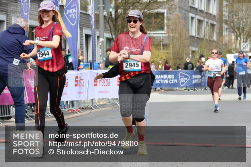 12.04.2026 - 45. Internationalen Wilhelmsburger Insellauf Strokosch-Dieckow http://msf.ph/oto/9479800 12.04.2026 13:27:58 Ziel 2944, 2945, 5222 meine-sportfotos.de