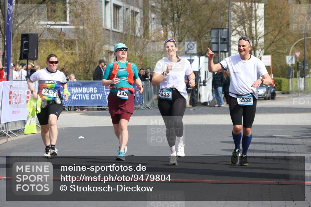12.04.2026 - 45. Internationalen Wilhelmsburger Insellauf Strokosch-Dieckow http://msf.ph/oto/9479804 12.04.2026 11:48:09 Ziel 3533, 3532, 3457 meine-sportfotos.de