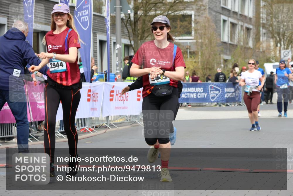 12.04.2026 - 45. Internationalen Wilhelmsburger Insellauf Strokosch-Dieckow http://msf.ph/oto/9479813 12.04.2026 13:27:58 Ziel 2944, 2945, 5222 meine-sportfotos.de