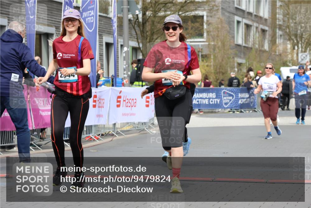 12.04.2026 - 45. Internationalen Wilhelmsburger Insellauf Strokosch-Dieckow http://msf.ph/oto/9479824 12.04.2026 13:27:58 Ziel 2944, 2945, 5222 meine-sportfotos.de
