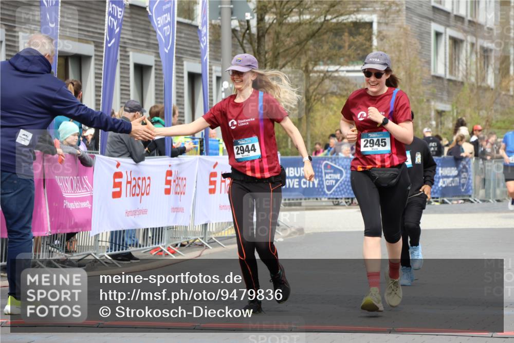 12.04.2026 - 45. Internationalen Wilhelmsburger Insellauf Strokosch-Dieckow http://msf.ph/oto/9479836 12.04.2026 13:27:57 Ziel 2944, 2945, 5222 meine-sportfotos.de