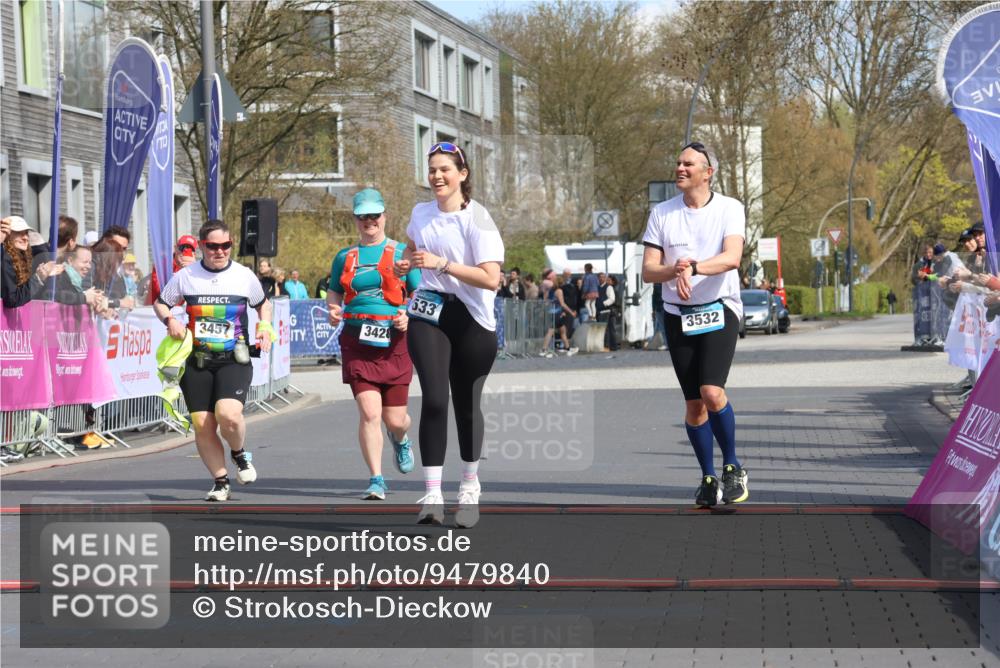 12.04.2026 - 45. Internationalen Wilhelmsburger Insellauf Strokosch-Dieckow http://msf.ph/oto/9479840 12.04.2026 11:48:11 Ziel 3533, 3532, 3457 meine-sportfotos.de