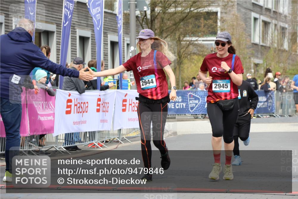 12.04.2026 - 45. Internationalen Wilhelmsburger Insellauf Strokosch-Dieckow http://msf.ph/oto/9479846 12.04.2026 13:27:57 Ziel 2944, 2945, 5222 meine-sportfotos.de