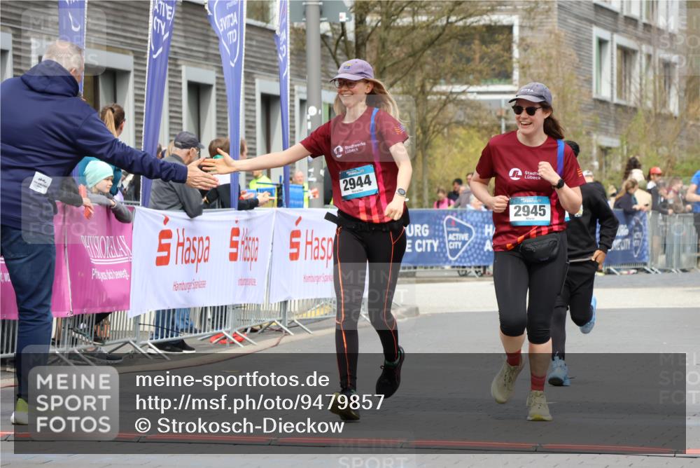 12.04.2026 - 45. Internationalen Wilhelmsburger Insellauf Strokosch-Dieckow http://msf.ph/oto/9479857 12.04.2026 13:27:57 Ziel 2944, 2945, 5222 meine-sportfotos.de