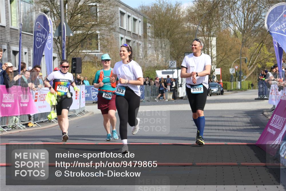 12.04.2026 - 45. Internationalen Wilhelmsburger Insellauf Strokosch-Dieckow http://msf.ph/oto/9479865 12.04.2026 11:48:11 Ziel 3533, 3532, 3457 meine-sportfotos.de