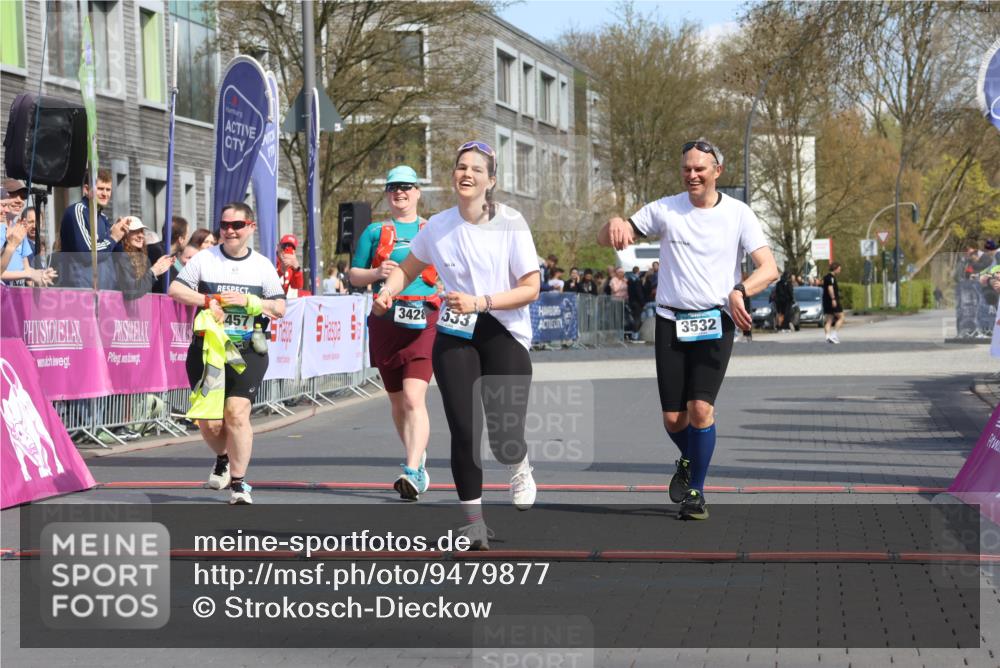 12.04.2026 - 45. Internationalen Wilhelmsburger Insellauf Strokosch-Dieckow http://msf.ph/oto/9479877 12.04.2026 11:48:12 Ziel 3533, 3532, 3457 meine-sportfotos.de