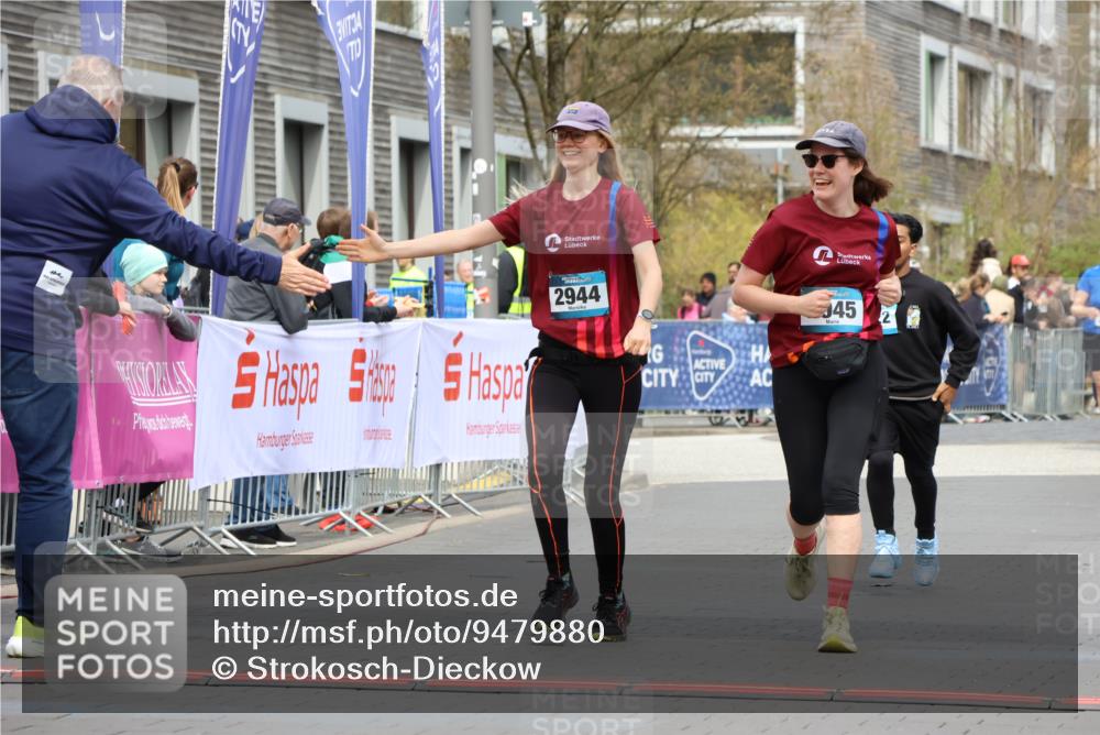 12.04.2026 - 45. Internationalen Wilhelmsburger Insellauf Strokosch-Dieckow http://msf.ph/oto/9479880 12.04.2026 13:27:57 Ziel 2944, 2945, 5222 meine-sportfotos.de