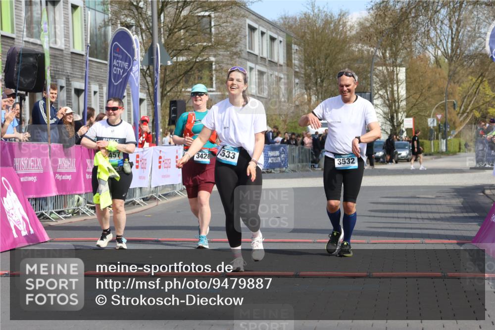 12.04.2026 - 45. Internationalen Wilhelmsburger Insellauf Strokosch-Dieckow http://msf.ph/oto/9479887 12.04.2026 11:48:12 Ziel 3533, 3532, 3457 meine-sportfotos.de