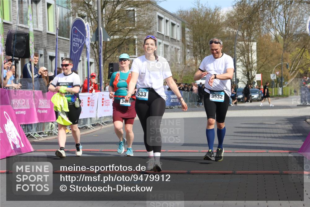 12.04.2026 - 45. Internationalen Wilhelmsburger Insellauf Strokosch-Dieckow http://msf.ph/oto/9479912 12.04.2026 11:48:12 Ziel 3533, 3532, 3457 meine-sportfotos.de