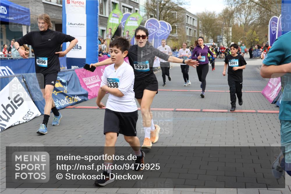 12.04.2026 - 45. Internationalen Wilhelmsburger Insellauf Strokosch-Dieckow http://msf.ph/oto/9479925 12.04.2026 13:00:08 Ziel 5339, 2006, 4096, 5081, 4623, 4620 meine-sportfotos.de