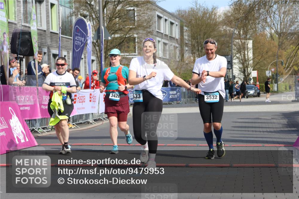 12.04.2026 - 45. Internationalen Wilhelmsburger Insellauf Strokosch-Dieckow http://msf.ph/oto/9479953 12.04.2026 11:48:13 Ziel 3533, 3532, 3457 meine-sportfotos.de