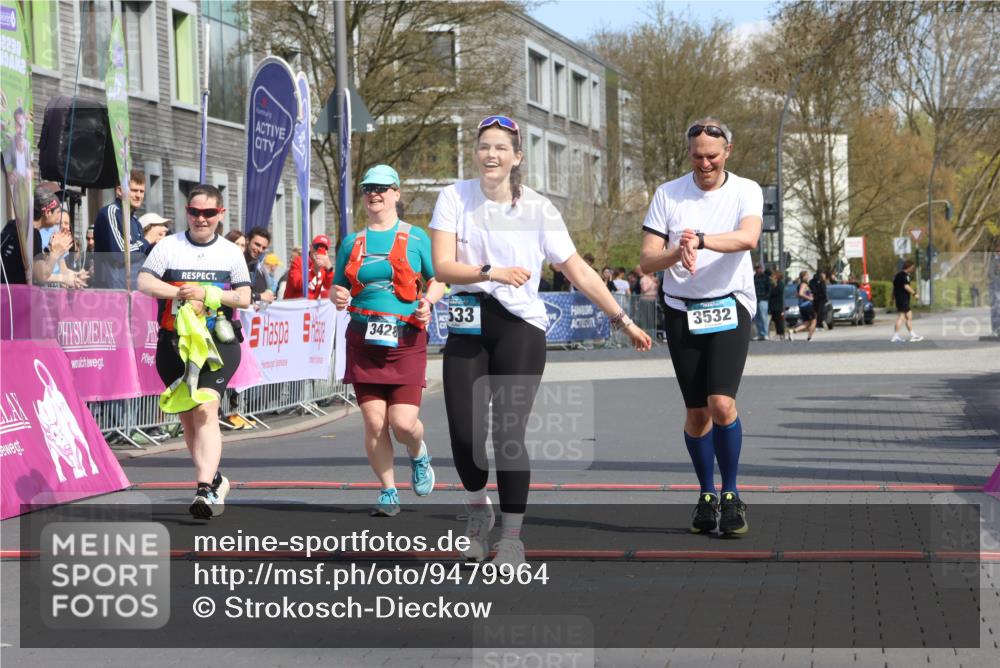 12.04.2026 - 45. Internationalen Wilhelmsburger Insellauf Strokosch-Dieckow http://msf.ph/oto/9479964 12.04.2026 11:48:13 Ziel 3533, 3532, 3457 meine-sportfotos.de