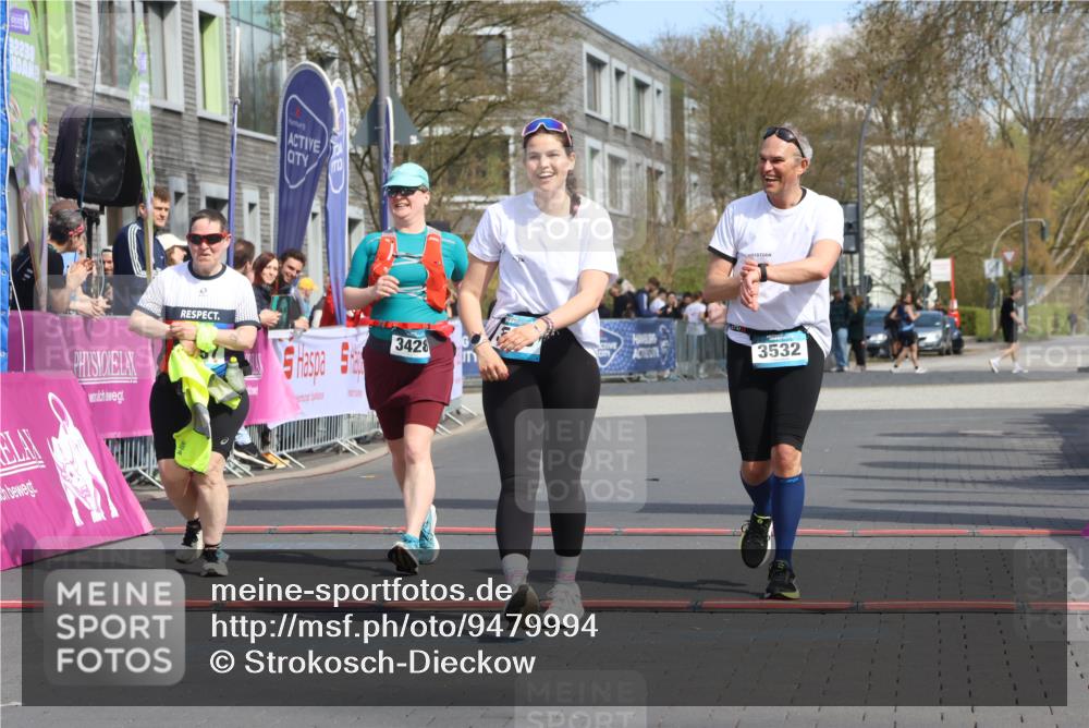 12.04.2026 - 45. Internationalen Wilhelmsburger Insellauf Strokosch-Dieckow http://msf.ph/oto/9479994 12.04.2026 11:48:13 Ziel 3533, 3532, 3457 meine-sportfotos.de