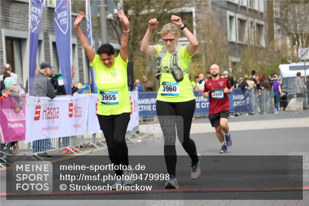 12.04.2026 - 45. Internationalen Wilhelmsburger Insellauf Strokosch-Dieckow http://msf.ph/oto/9479998 12.04.2026 13:27:42 Ziel 2969, 3888, 3960, 3955 meine-sportfotos.de