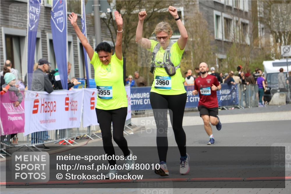 12.04.2026 - 45. Internationalen Wilhelmsburger Insellauf Strokosch-Dieckow http://msf.ph/oto/9480010 12.04.2026 13:27:42 Ziel 2969, 3888, 3960, 3955 meine-sportfotos.de