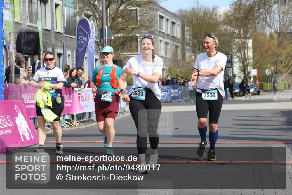 12.04.2026 - 45. Internationalen Wilhelmsburger Insellauf Strokosch-Dieckow http://msf.ph/oto/9480017 12.04.2026 11:48:13 Ziel 3533, 3532, 3457 meine-sportfotos.de
