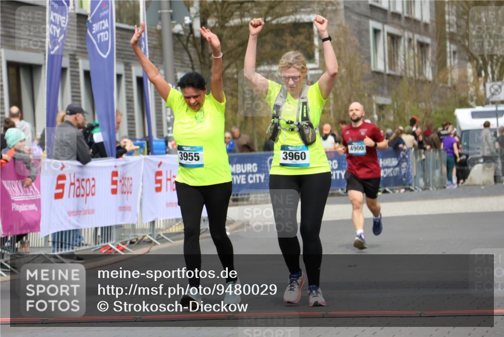 12.04.2026 - 45. Internationalen Wilhelmsburger Insellauf Strokosch-Dieckow http://msf.ph/oto/9480029 12.04.2026 13:27:42 Ziel 2969, 3888, 3960, 3955 meine-sportfotos.de