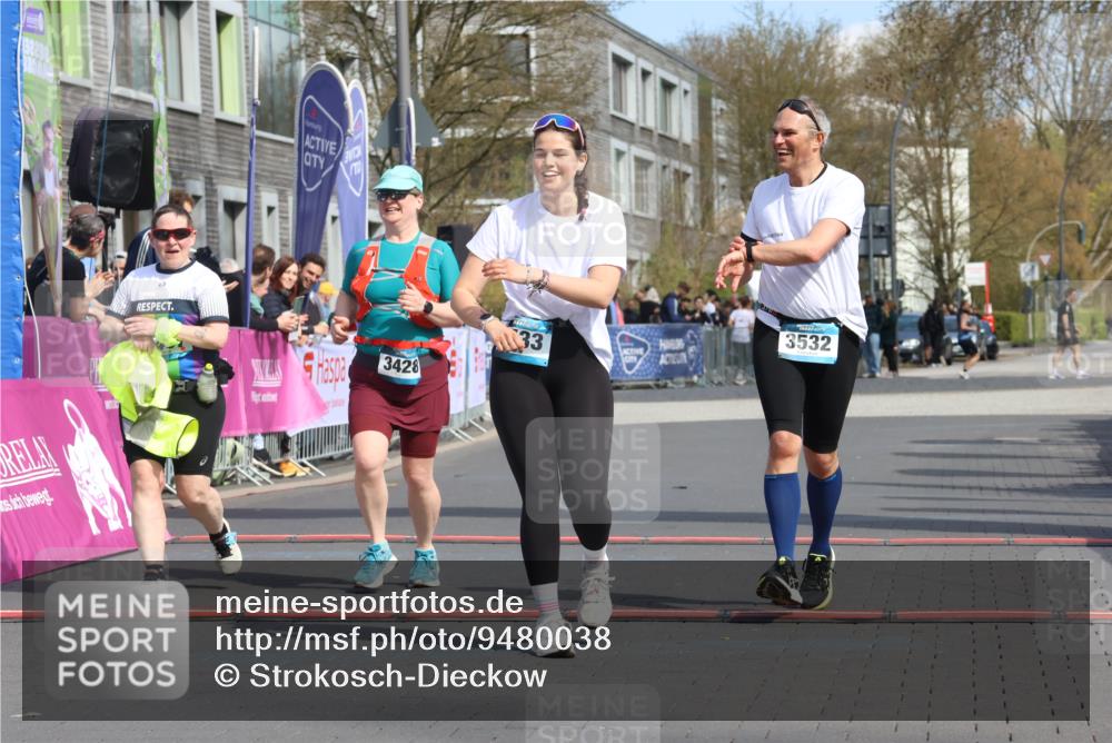 12.04.2026 - 45. Internationalen Wilhelmsburger Insellauf Strokosch-Dieckow http://msf.ph/oto/9480038 12.04.2026 11:48:13 Ziel 3533, 3532, 3457 meine-sportfotos.de