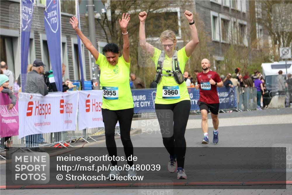 12.04.2026 - 45. Internationalen Wilhelmsburger Insellauf Strokosch-Dieckow http://msf.ph/oto/9480039 12.04.2026 13:27:42 Ziel 2969, 3888, 3960, 3955 meine-sportfotos.de
