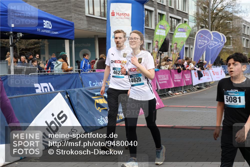 12.04.2026 - 45. Internationalen Wilhelmsburger Insellauf Strokosch-Dieckow http://msf.ph/oto/9480040 12.04.2026 13:00:12 Ziel 4623, 4620, 3999, 5183, 5863 meine-sportfotos.de