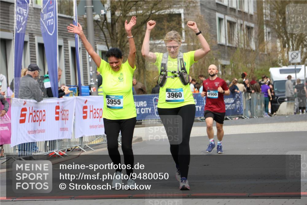12.04.2026 - 45. Internationalen Wilhelmsburger Insellauf Strokosch-Dieckow http://msf.ph/oto/9480050 12.04.2026 13:27:42 Ziel 2969, 3888, 3960, 3955 meine-sportfotos.de