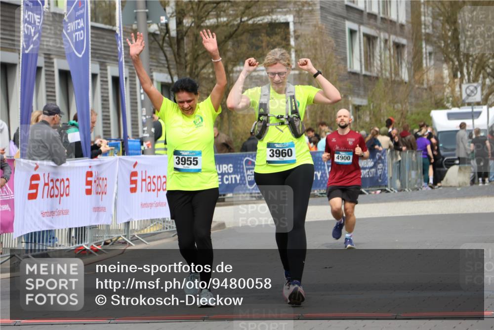 12.04.2026 - 45. Internationalen Wilhelmsburger Insellauf Strokosch-Dieckow http://msf.ph/oto/9480058 12.04.2026 13:27:42 Ziel 2969, 3888, 3960, 3955 meine-sportfotos.de