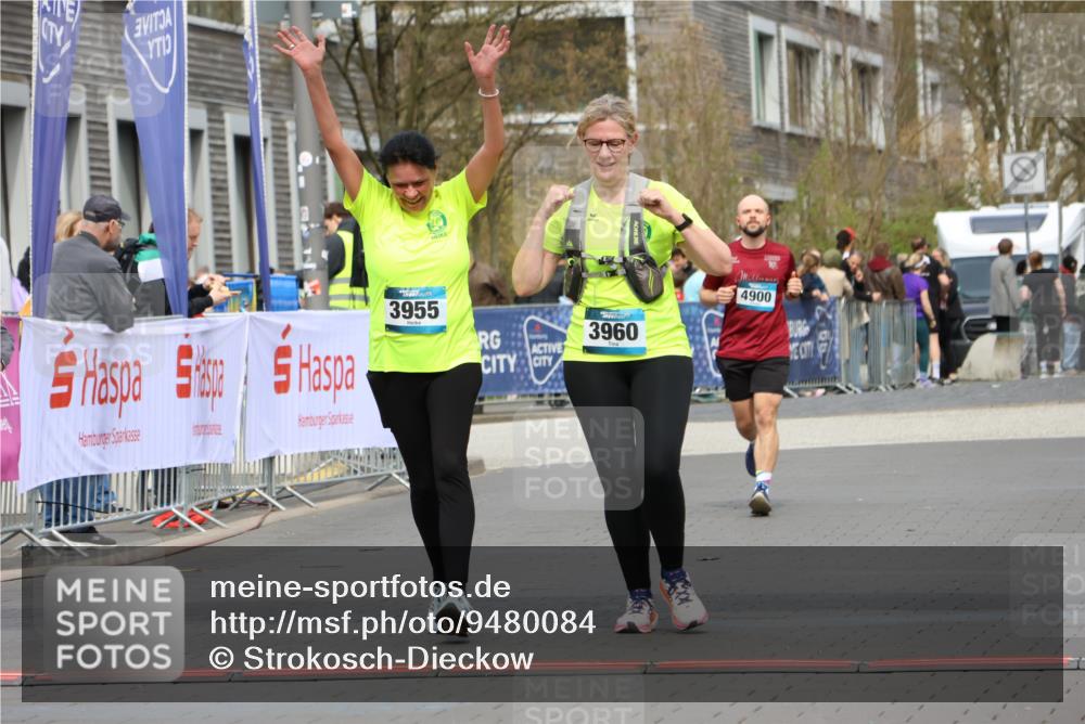 12.04.2026 - 45. Internationalen Wilhelmsburger Insellauf Strokosch-Dieckow http://msf.ph/oto/9480084 12.04.2026 13:27:41 Ziel 2969, 3888, 3960, 3955 meine-sportfotos.de