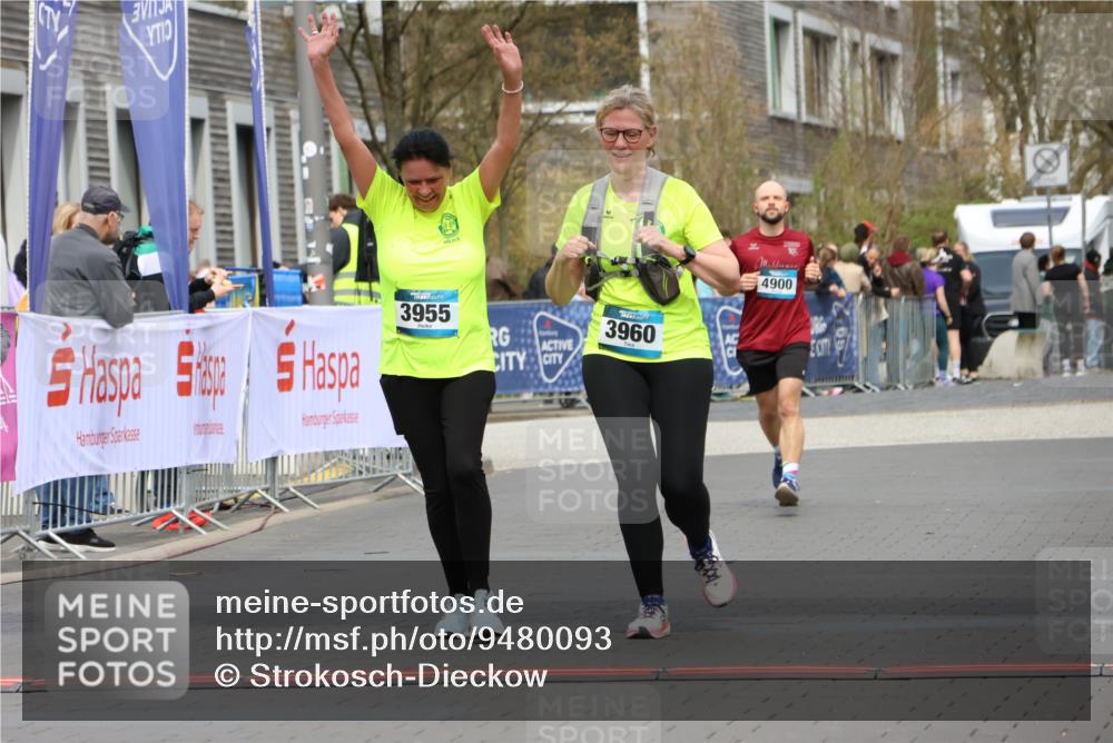 12.04.2026 - 45. Internationalen Wilhelmsburger Insellauf Strokosch-Dieckow http://msf.ph/oto/9480093 12.04.2026 13:27:41 Ziel 2969, 3888, 3960, 3955 meine-sportfotos.de