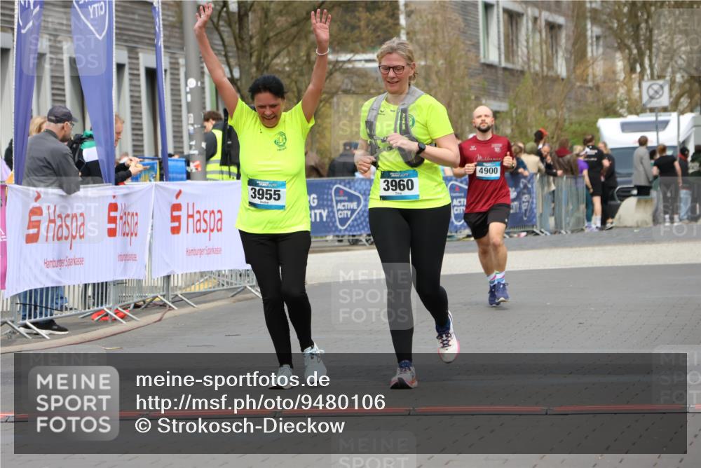 12.04.2026 - 45. Internationalen Wilhelmsburger Insellauf Strokosch-Dieckow http://msf.ph/oto/9480106 12.04.2026 13:27:41 Ziel 2969, 3888, 3960, 3955 meine-sportfotos.de
