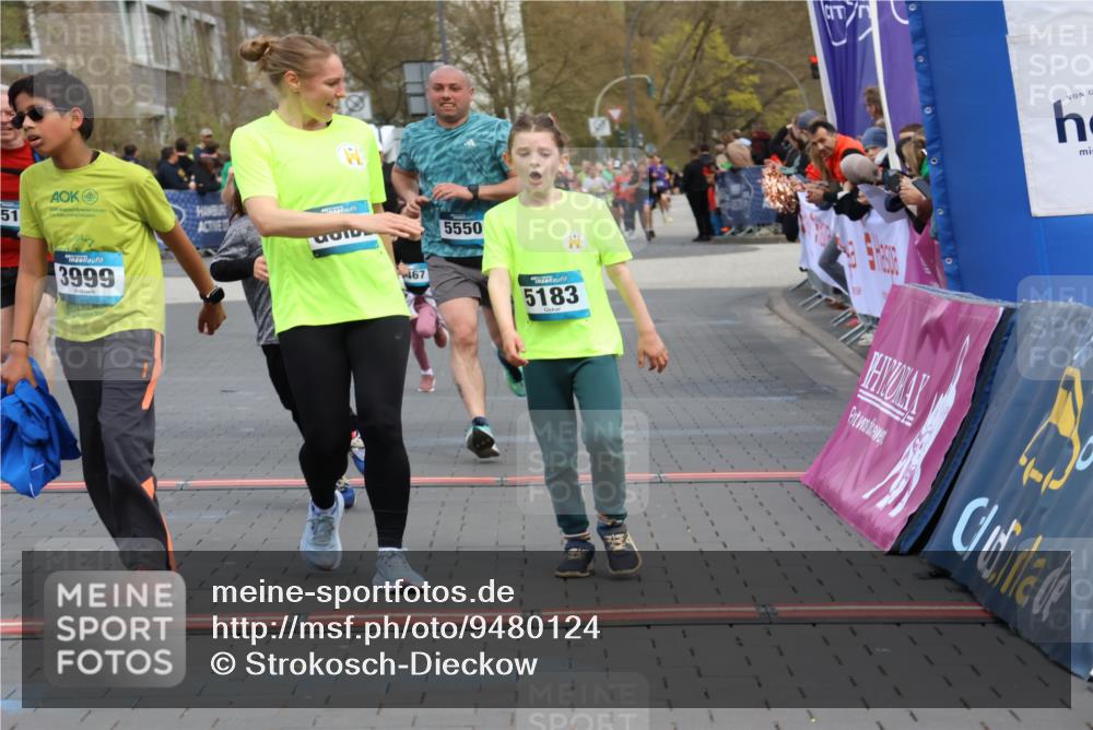 12.04.2026 - 45. Internationalen Wilhelmsburger Insellauf Strokosch-Dieckow http://msf.ph/oto/9480124 12.04.2026 13:00:16 Ziel 3999, 5183, 5863, 5550, 5074, 5467 meine-sportfotos.de