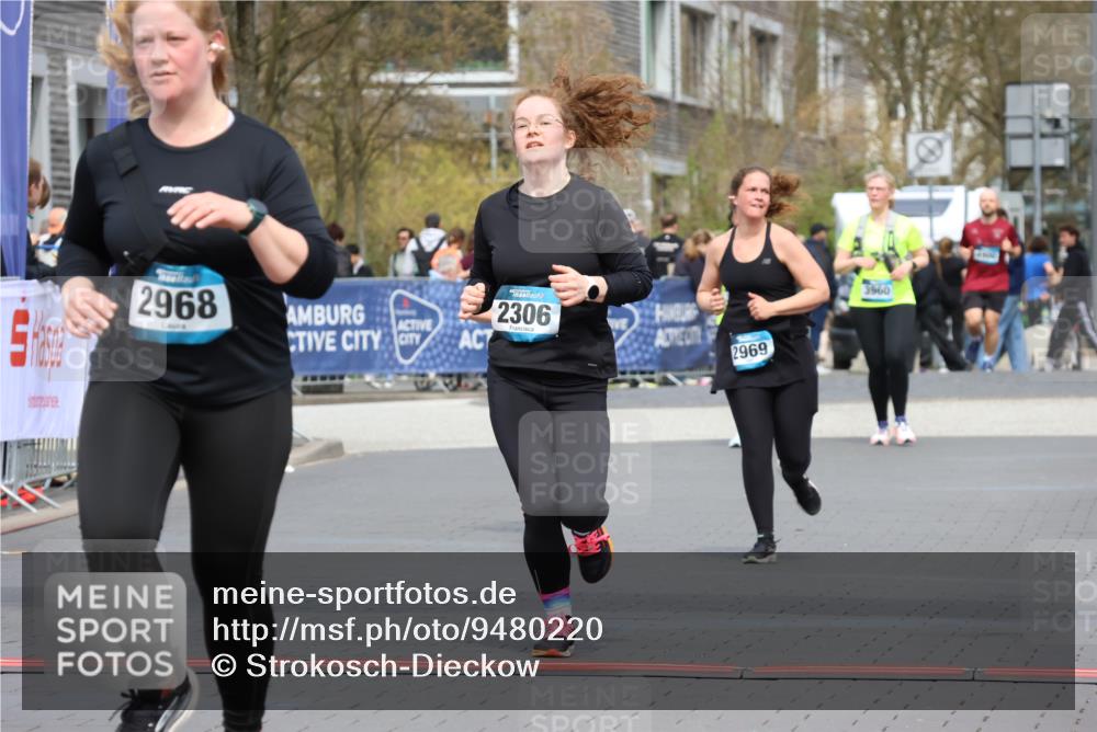 12.04.2026 - 45. Internationalen Wilhelmsburger Insellauf Strokosch-Dieckow http://msf.ph/oto/9480220 12.04.2026 13:27:34 Ziel 2968, 2306, 2969 meine-sportfotos.de