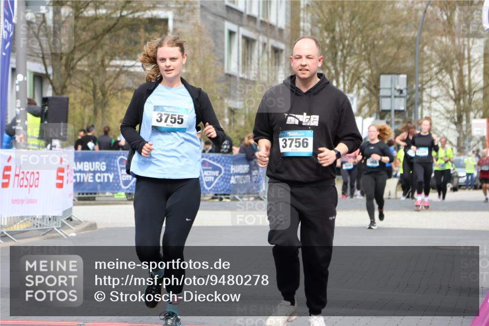 12.04.2026 - 45. Internationalen Wilhelmsburger Insellauf Strokosch-Dieckow http://msf.ph/oto/9480278 12.04.2026 13:27:24 Ziel 2721, 3756, 3755 meine-sportfotos.de