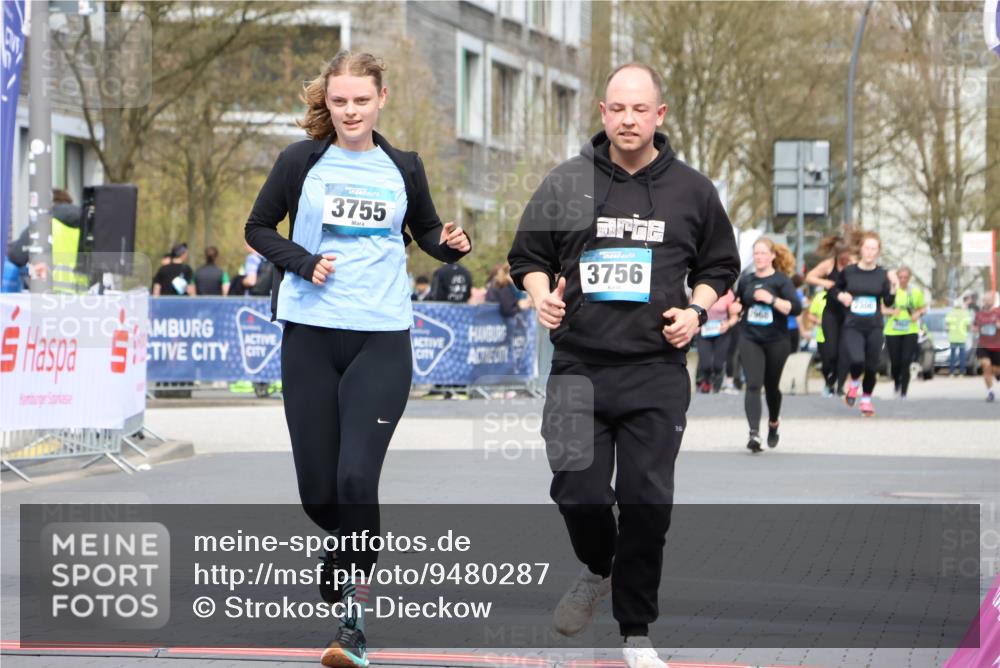 12.04.2026 - 45. Internationalen Wilhelmsburger Insellauf Strokosch-Dieckow http://msf.ph/oto/9480287 12.04.2026 13:27:24 Ziel 2721, 3756, 3755 meine-sportfotos.de