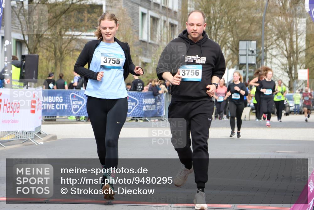 12.04.2026 - 45. Internationalen Wilhelmsburger Insellauf Strokosch-Dieckow http://msf.ph/oto/9480295 12.04.2026 13:27:24 Ziel 2721, 3756, 3755 meine-sportfotos.de